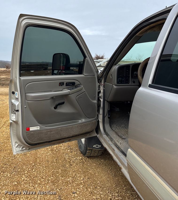 image for item FC1533 2005 Chevrolet Silverado 2500HD Crew Cab pickup truck