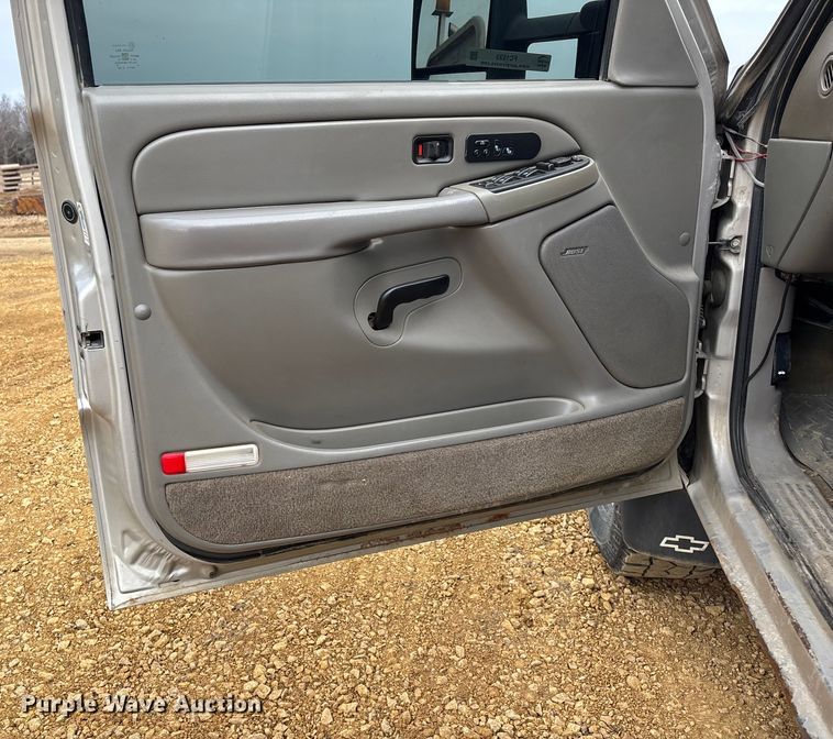 image for item FC1533 2005 Chevrolet Silverado 2500HD Crew Cab pickup truck