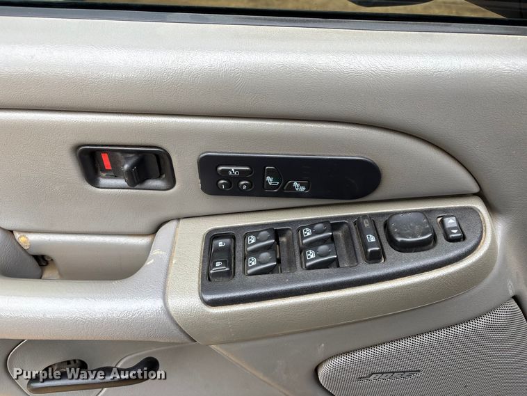 image for item FC1533 2005 Chevrolet Silverado 2500HD Crew Cab pickup truck