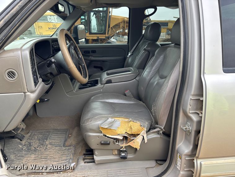 image for item FC1533 2005 Chevrolet Silverado 2500HD Crew Cab pickup truck