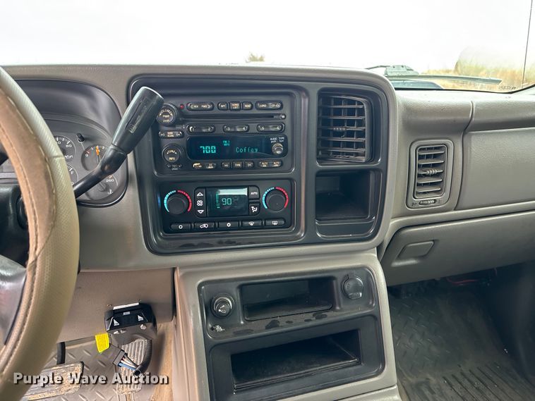 image for item FC1533 2005 Chevrolet Silverado 2500HD Crew Cab pickup truck