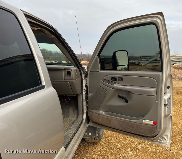 image for item FC1533 2005 Chevrolet Silverado 2500HD Crew Cab pickup truck