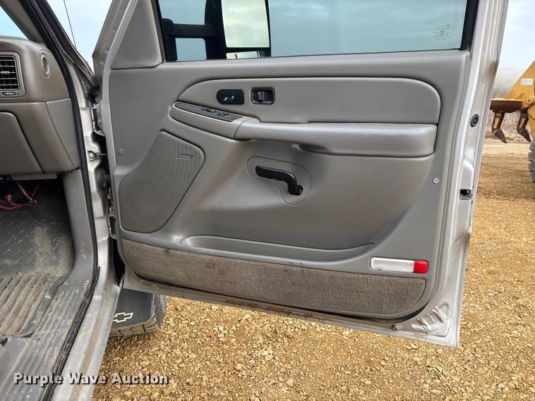 image for item FC1533 2005 Chevrolet Silverado 2500HD Crew Cab pickup truck