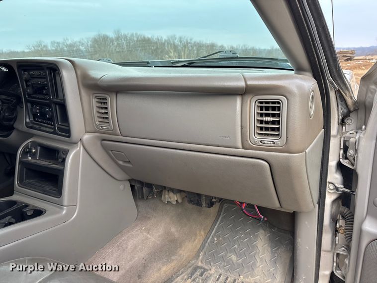 image for item FC1533 2005 Chevrolet Silverado 2500HD Crew Cab pickup truck