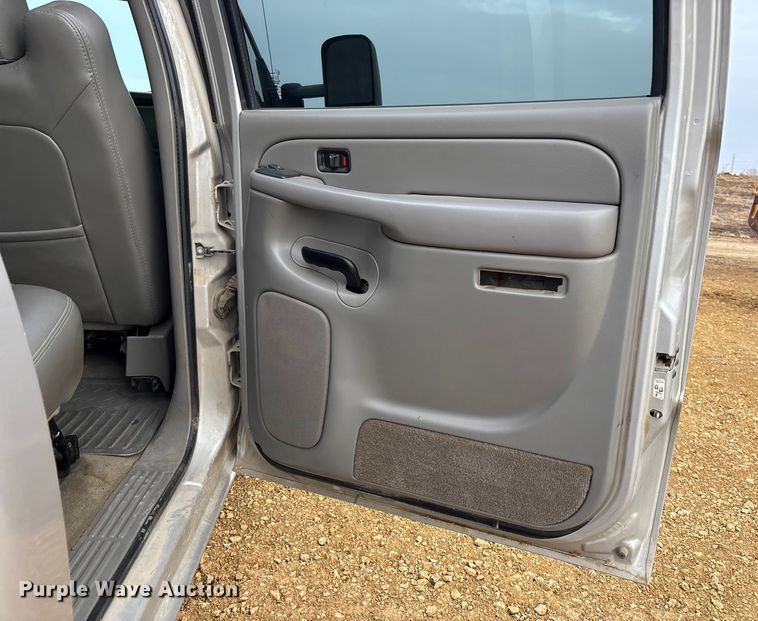 image for item FC1533 2005 Chevrolet Silverado 2500HD Crew Cab pickup truck