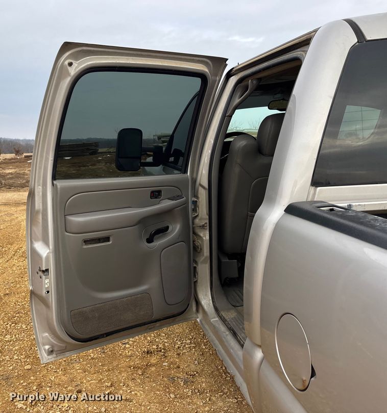 image for item FC1533 2005 Chevrolet Silverado 2500HD Crew Cab pickup truck