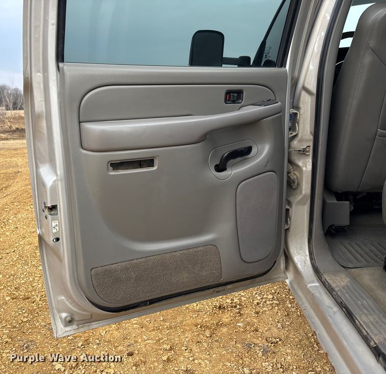 image for item FC1533 2005 Chevrolet Silverado 2500HD Crew Cab pickup truck