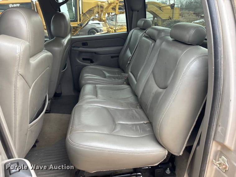 image for item FC1533 2005 Chevrolet Silverado 2500HD Crew Cab pickup truck