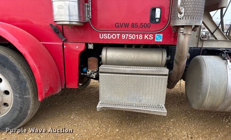 image for item FC1535 2006 Peterbilt 379 semi truck