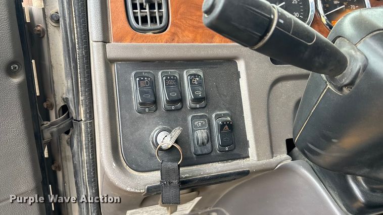 image for item FC1535 2006 Peterbilt 379 semi truck