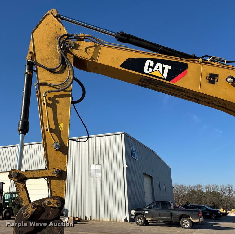 image for item FG0070 2015 Caterpillar 326FL excavator