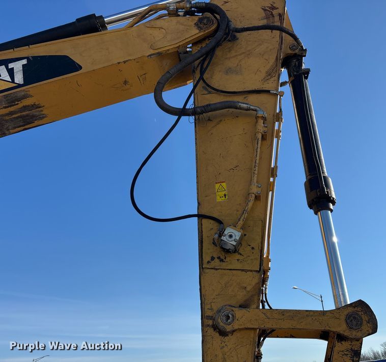 image for item FG0070 2015 Caterpillar 326FL excavator