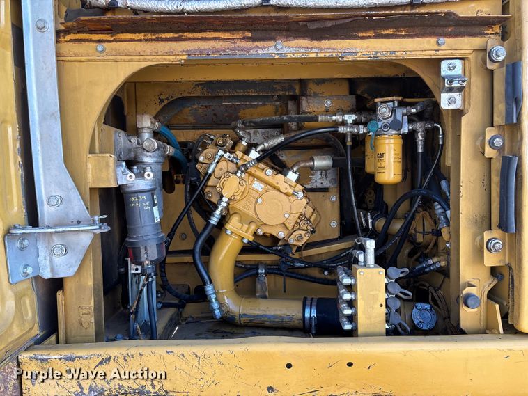 image for item FG0070 2015 Caterpillar 326FL excavator