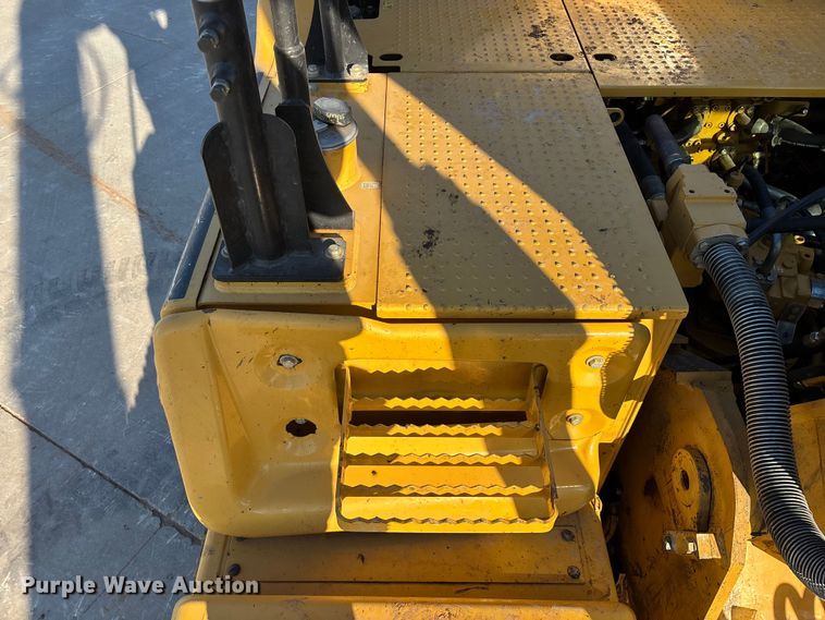 image for item FG0070 2015 Caterpillar 326FL excavator