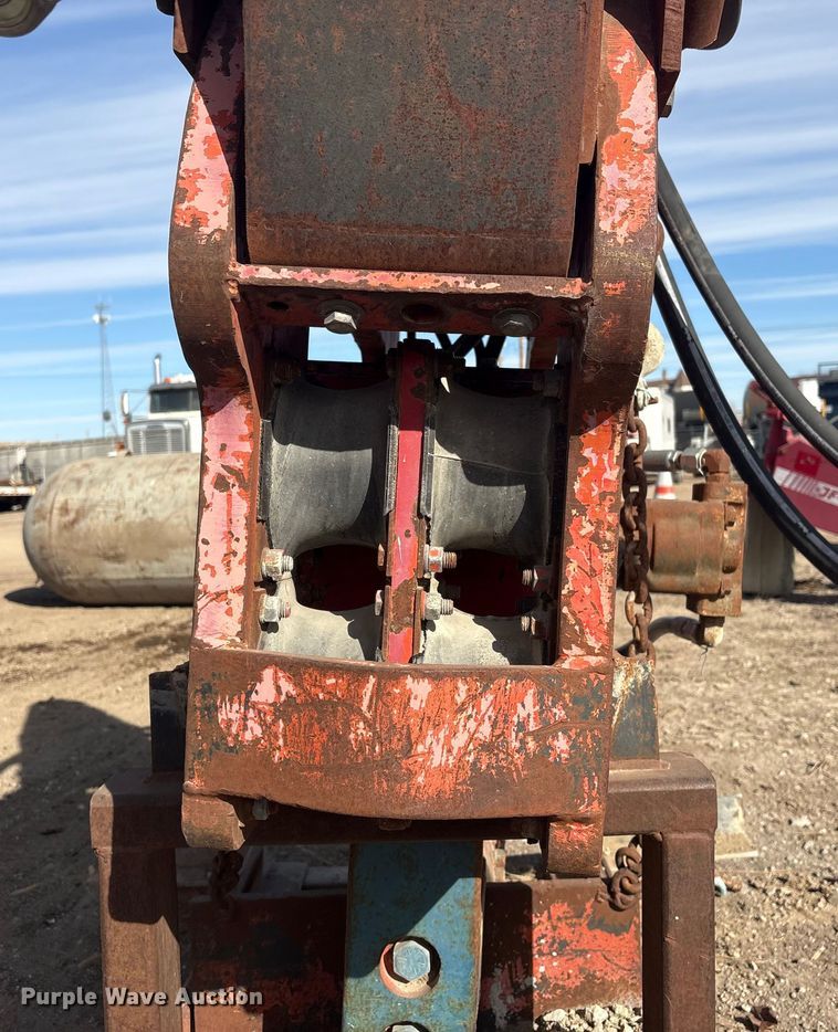 image for item FG2665 MKT V-2B excavator vibratory pile driver/ extractor