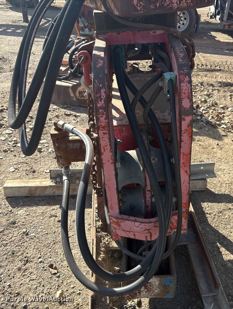 image for item FG2665 MKT V-2B excavator vibratory pile driver/ extractor