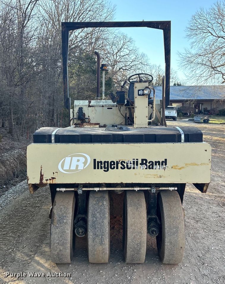 image for item FI0129 1995 Ingersoll Rand PT-125R pneumatic roller