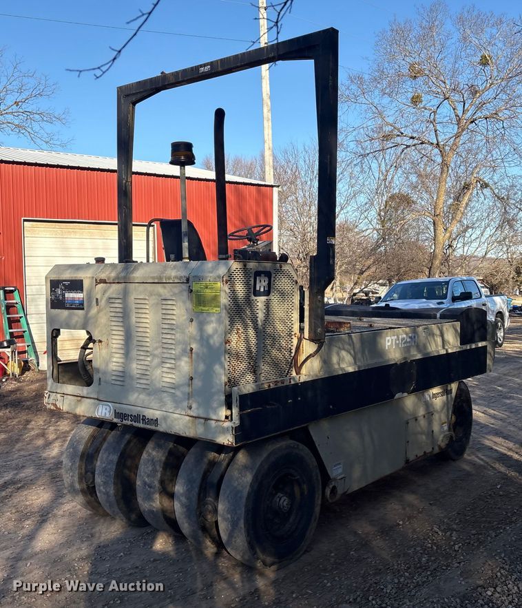 image for item FI0129 1995 Ingersoll Rand PT-125R pneumatic roller