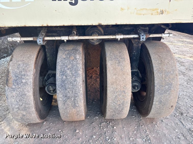 image for item FI0129 1995 Ingersoll Rand PT-125R pneumatic roller