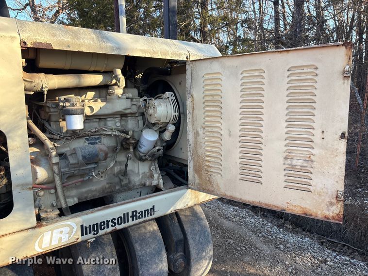 image for item FI0129 1995 Ingersoll Rand PT-125R pneumatic roller