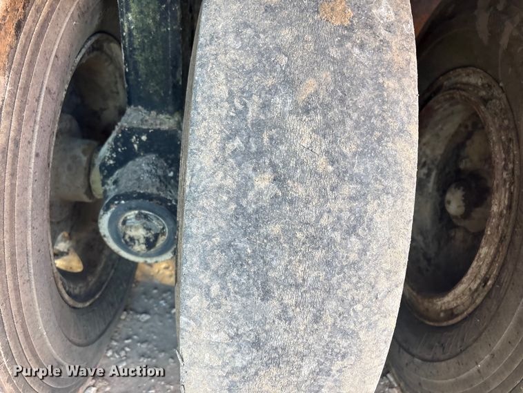 image for item FI0129 1995 Ingersoll Rand PT-125R pneumatic roller