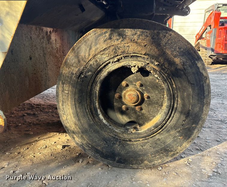 image for item FI0129 1995 Ingersoll Rand PT-125R pneumatic roller