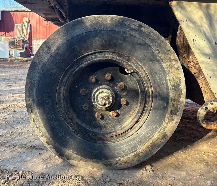 image for item FI0129 1995 Ingersoll Rand PT-125R pneumatic roller