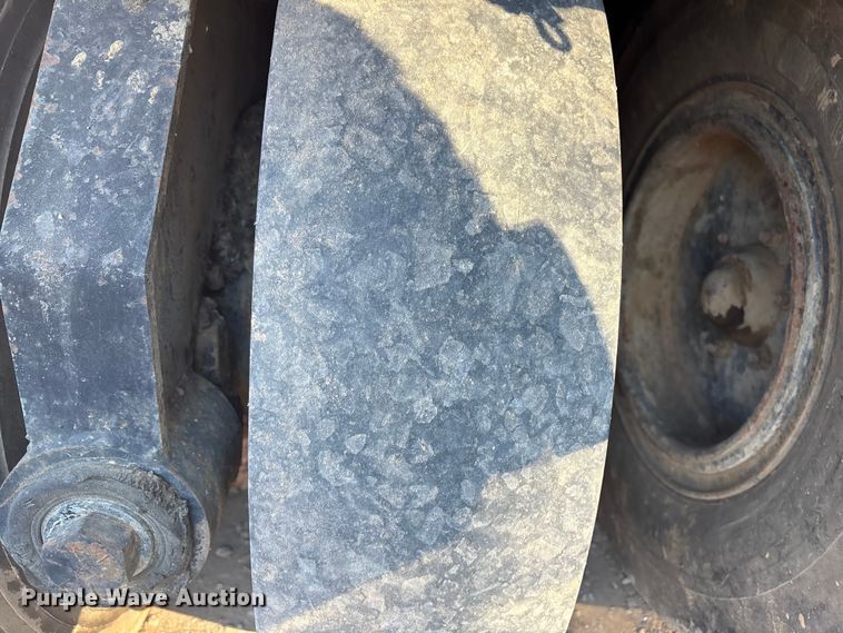 image for item FI0129 1995 Ingersoll Rand PT-125R pneumatic roller