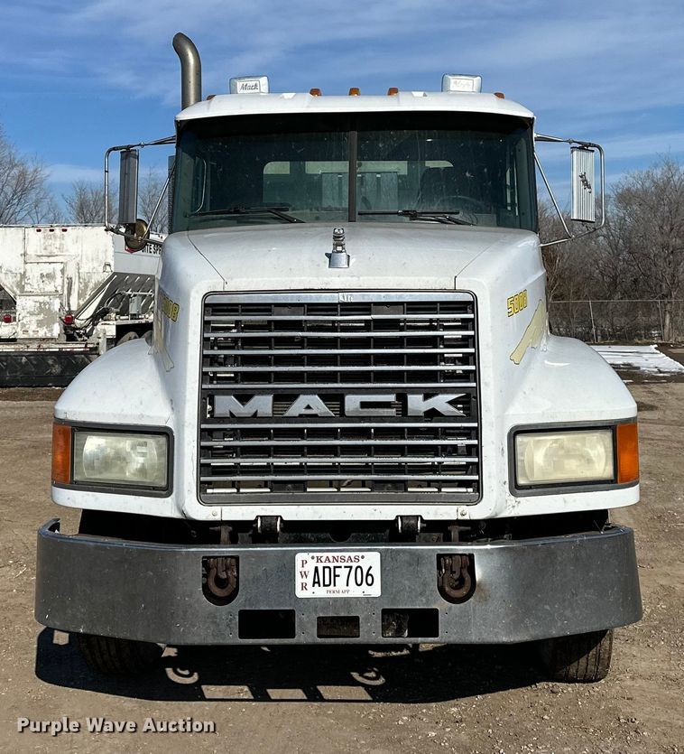 image for item FI0827 2003 Mack CH613 semi truck