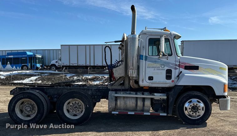 image for item FI0827 2003 Mack CH613 semi truck