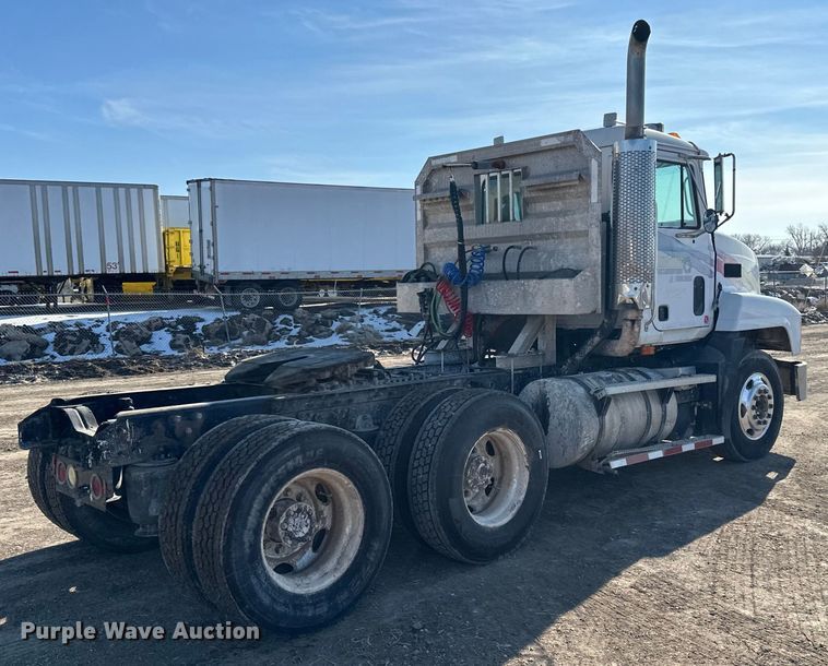 image for item FI0827 2003 Mack CH613 semi truck