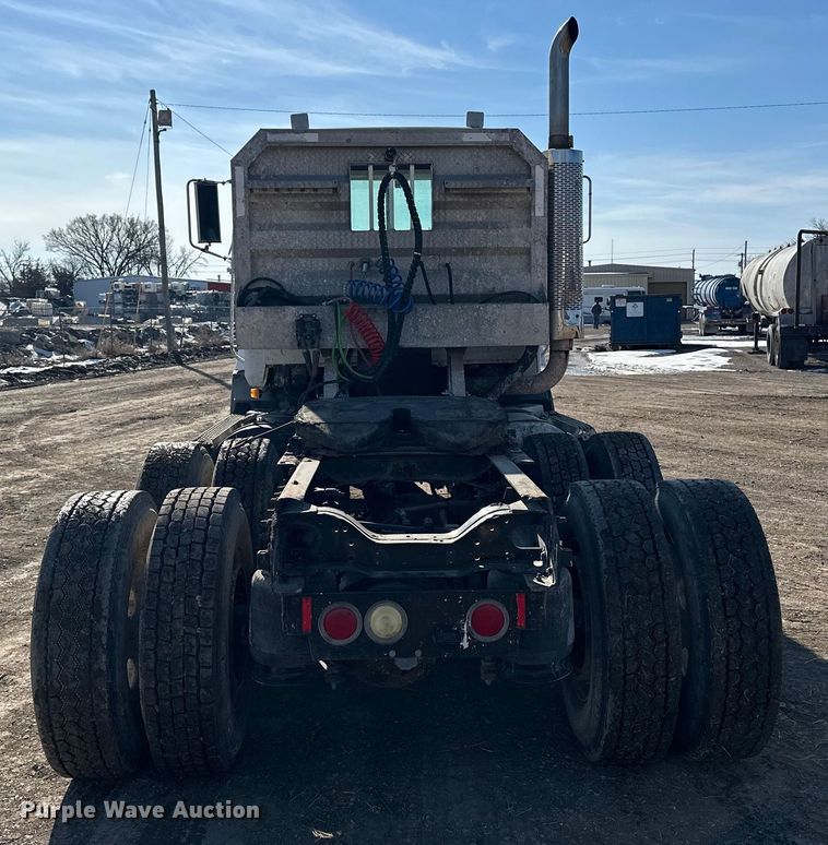 image for item FI0827 2003 Mack CH613 semi truck