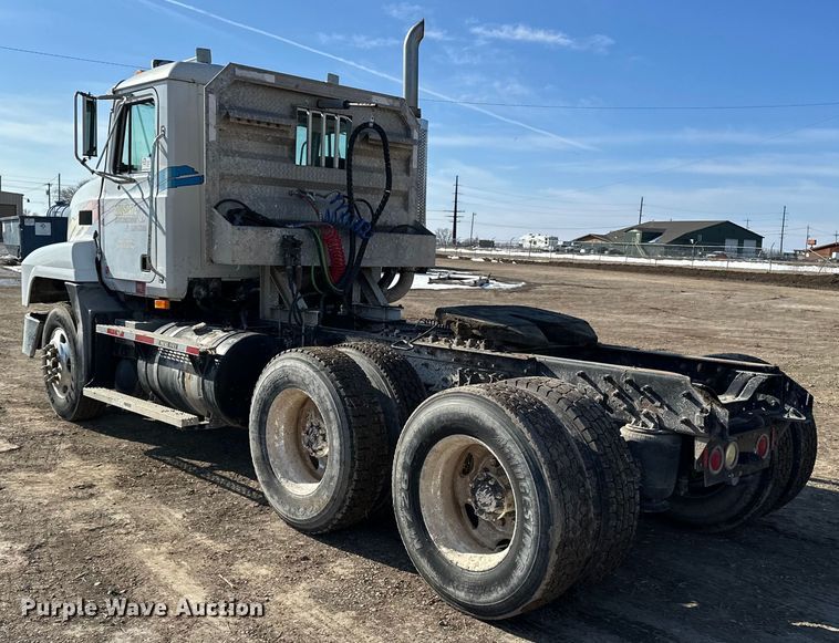 image for item FI0827 2003 Mack CH613 semi truck