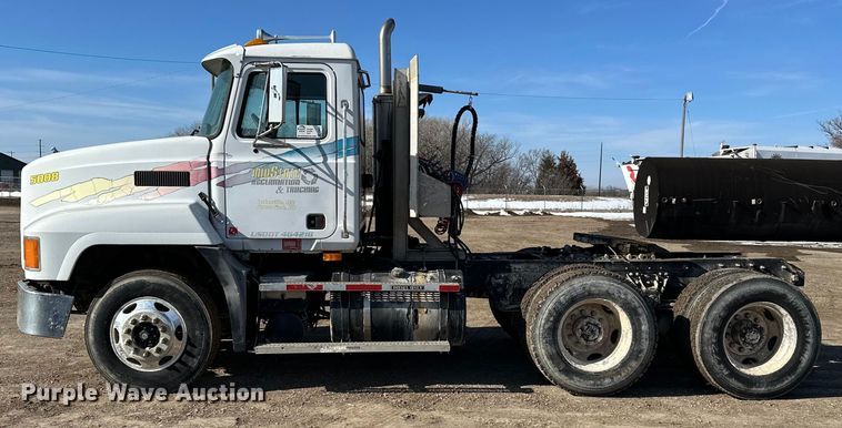 image for item FI0827 2003 Mack CH613 semi truck
