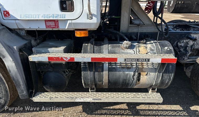 image for item FI0827 2003 Mack CH613 semi truck