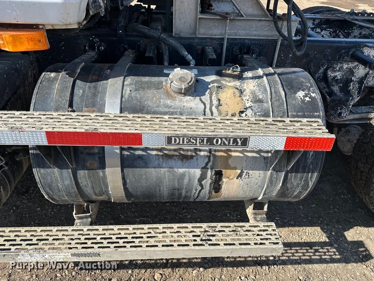 image for item FI0827 2003 Mack CH613 semi truck