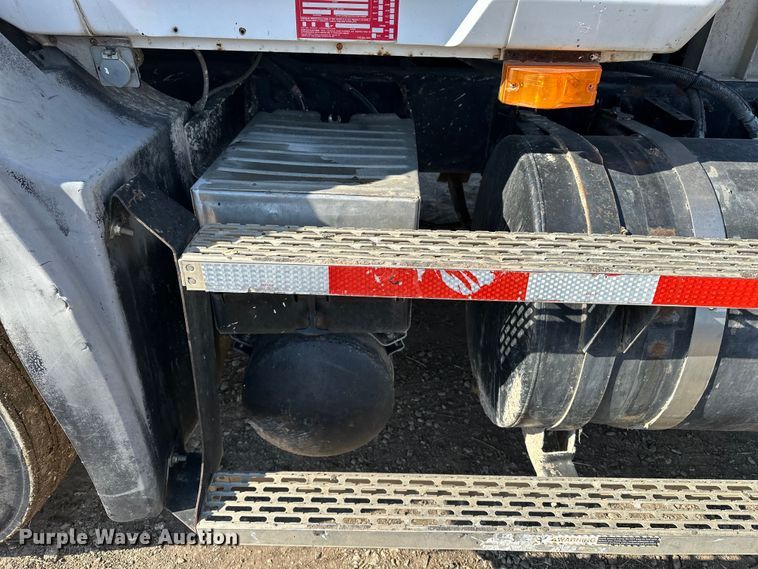 image for item FI0827 2003 Mack CH613 semi truck