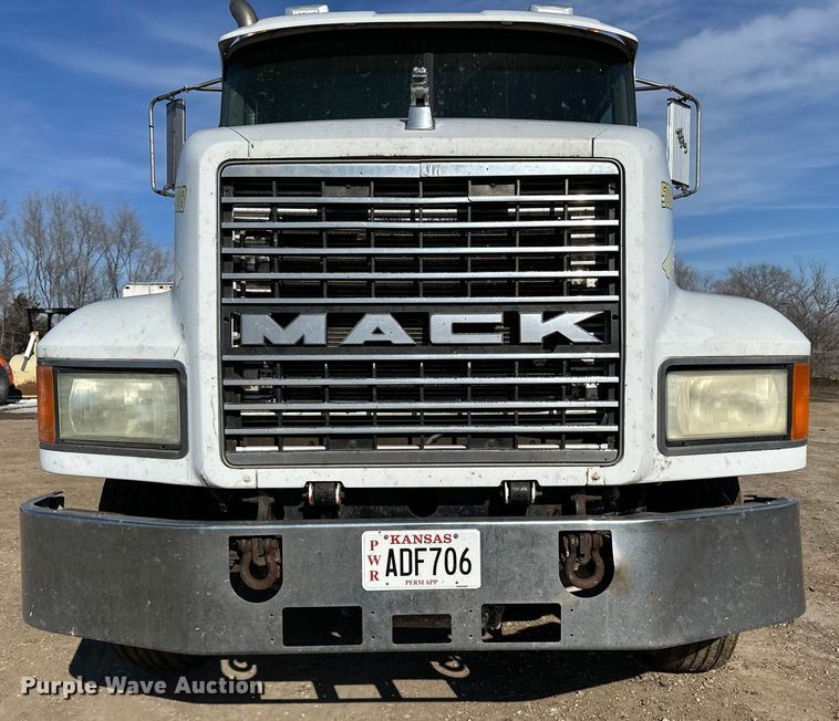 image for item FI0827 2003 Mack CH613 semi truck