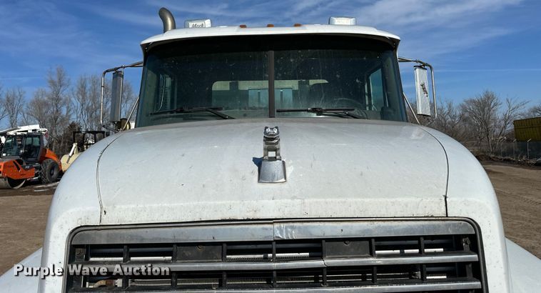 image for item FI0827 2003 Mack CH613 semi truck