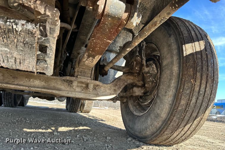 image for item FI0827 2003 Mack CH613 semi truck