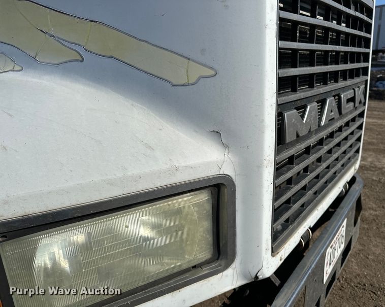 image for item FI0827 2003 Mack CH613 semi truck