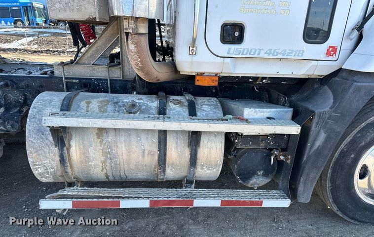 image for item FI0827 2003 Mack CH613 semi truck