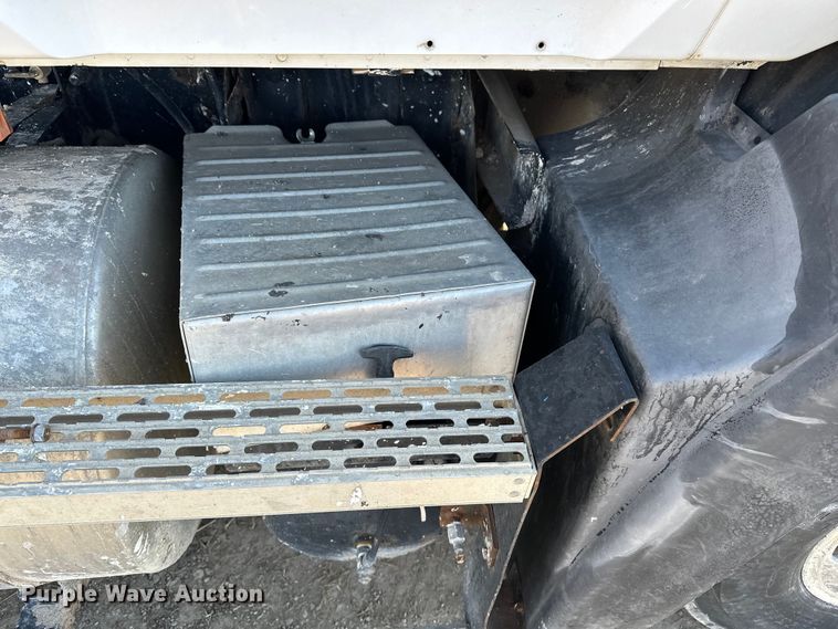 image for item FI0827 2003 Mack CH613 semi truck