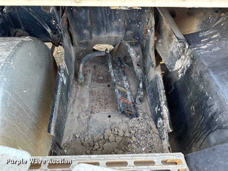 image for item FI0827 2003 Mack CH613 semi truck