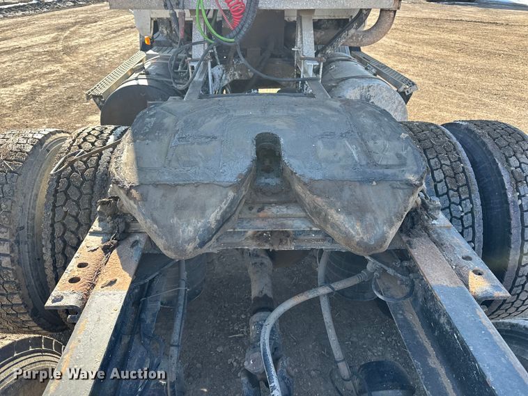 image for item FI0827 2003 Mack CH613 semi truck