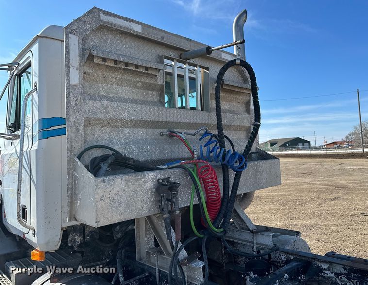 image for item FI0827 2003 Mack CH613 semi truck