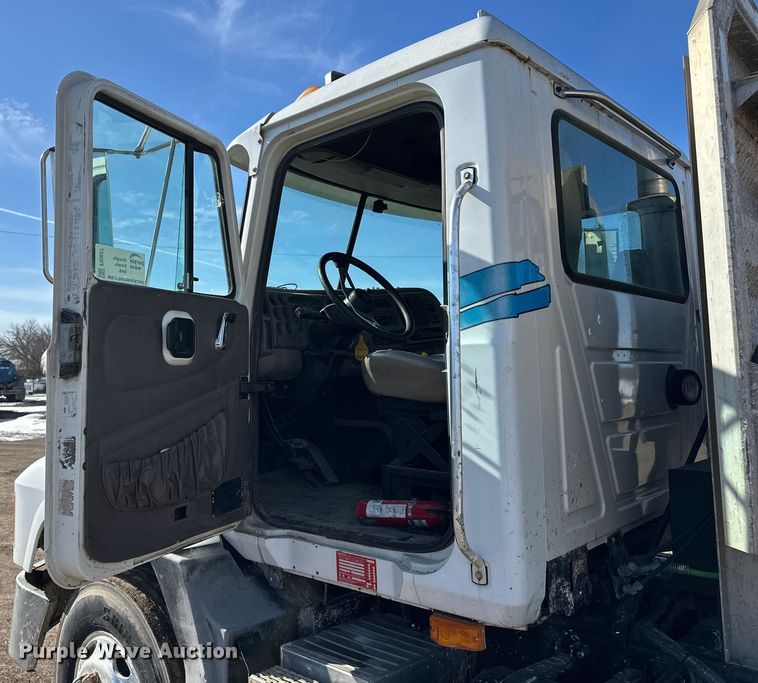 image for item FI0827 2003 Mack CH613 semi truck