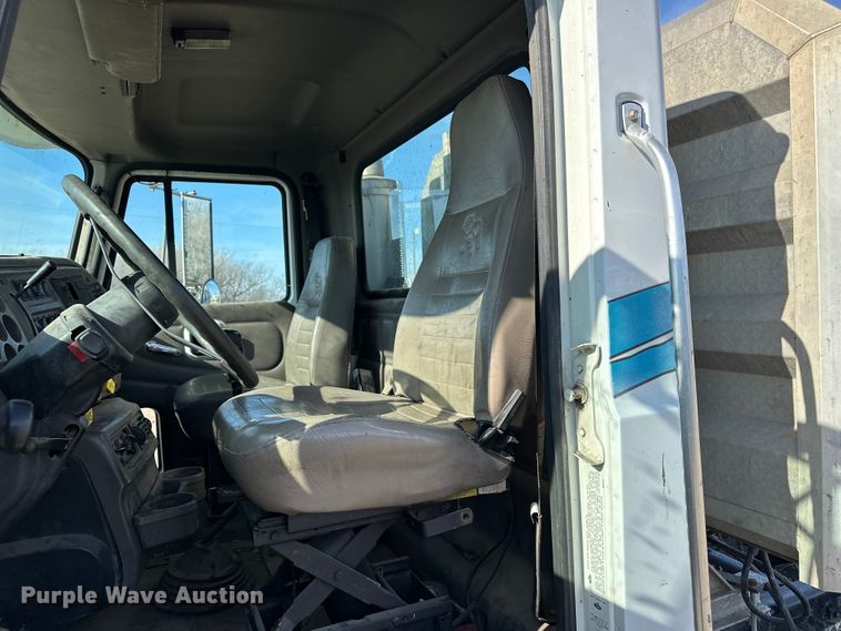 image for item FI0827 2003 Mack CH613 semi truck