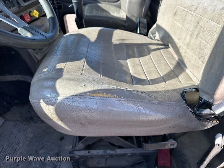 image for item FI0827 2003 Mack CH613 semi truck