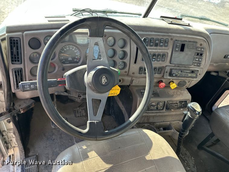 image for item FI0827 2003 Mack CH613 semi truck